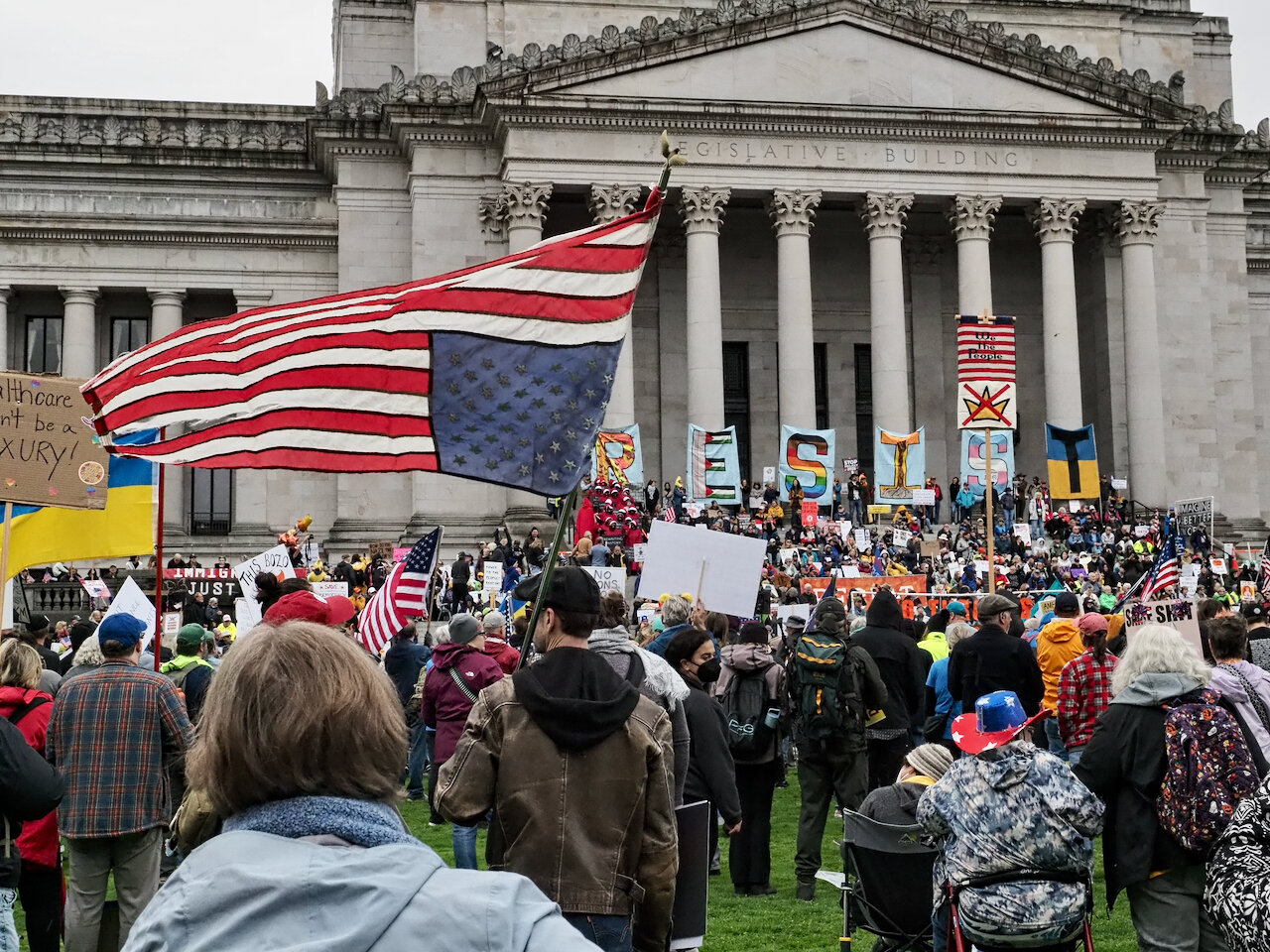 'No Kings 2.0' rally draws thousands of people to Washington State Capitol Campus - The JOLT News Organization, a 501(c)(3) Nonprofit