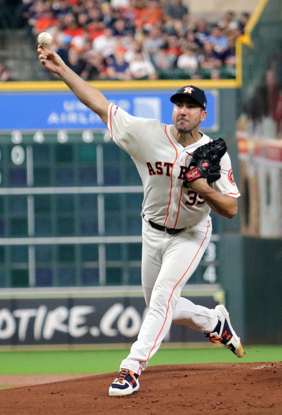Justin Verlander pitches in a game in 2019.