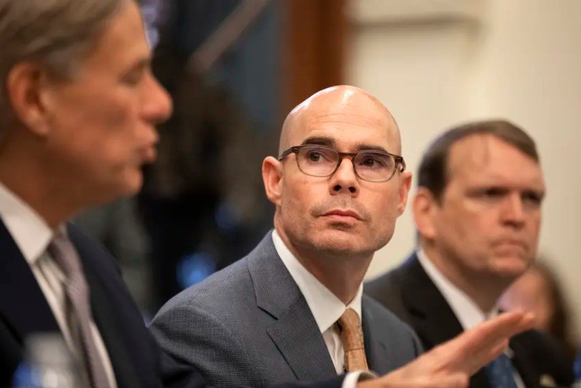 Dennis Bonnen, outgoing speaker of the Texas House, is experiencing mild coronavirus symptoms, he said Sunday on Facebook. His wife, Kim Bonnen, has also tested positive