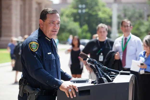 Houston police Chief Art Acevedo will lead a force of nearly 1,400 officers in Miami, compared with Houston&rsquo;s force of more than 5,200 officers. He previously served as chief of police for the city of Austin.