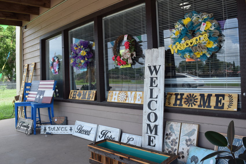 Bloomin&rsquo; 90 in downtown Brookshire along Highway 90 offers a variety of outdoor and indoor d&eacute;cor for shoppers to enjoy. The craft shop&rsquo;s inventory includes planters, patriotic paraphernalia and wreaths to make a home more welcoming and cozier.