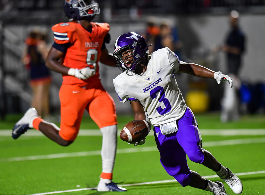 Katy, Tx. Oct. 8, 2021: Morton Ranchs Santana Scott #3 carries the ball scoring a TD late in the fourth quarter during a District 19-6A game between Seven Lakes and Morton Ranch at Legacy Stadium in Katy. (Photo by Mark Goodman / Katy Times)