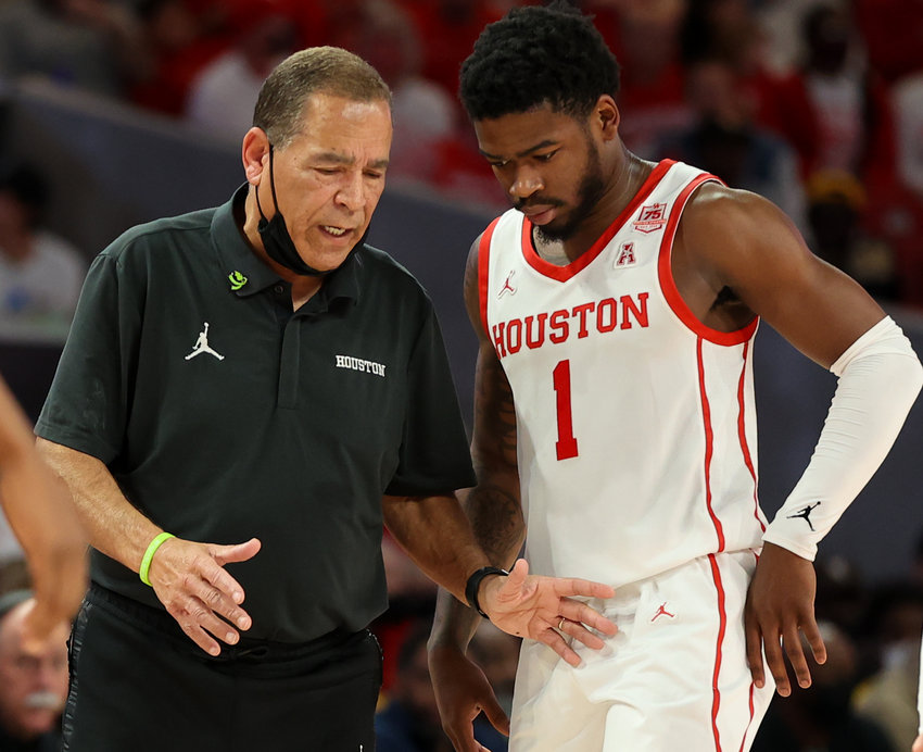 Houston Cougars head coach Kelvin Sampson talks with guard Jamal Shead (1) during an NCAA men&rsquo;s basketball game between Houston and Wichita State on Jan. 8, 2022 in Houston, Texas.