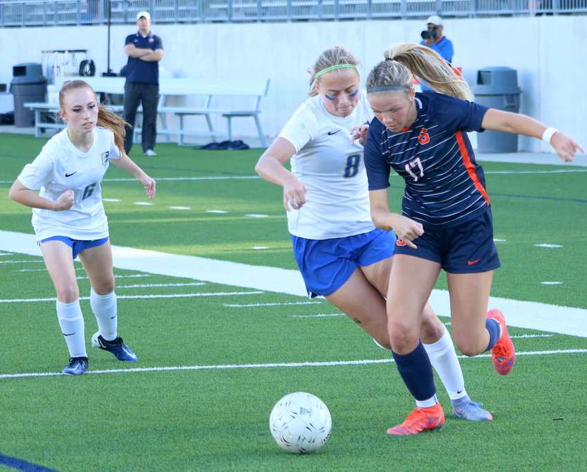 Haydan Erck dribbles past a defender during Thursday&rsquo;s Class 6A bi-district round game between Seven Lakes and Fort Bend Elkins at Legacy Stadium.