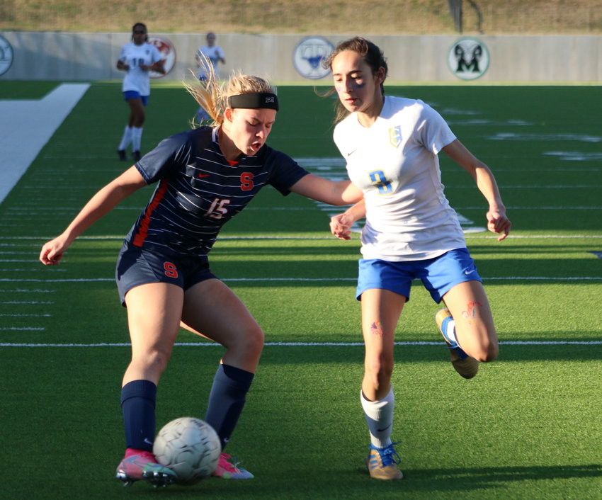 Kennedy Reed dribbles and tries to get past a defender during Thursday&rsquo;s Class 6A bi-district round game between Seven Lakes and Fort Bend Elkins at Legacy Stadium.
