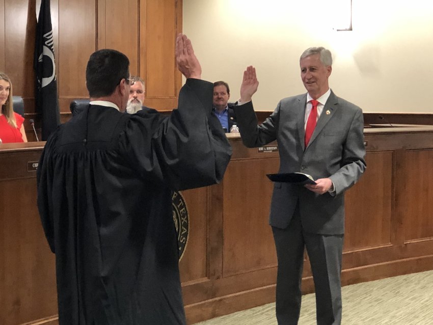 William &quot;Dusty&quot; Thiele takes the mayoral oath of office Friday at City Hall from Municipal Judge Jeffrey C. Brashear. Ward B Council Members Gina Hicks, Rory Robertson, and City Administrator Byron Hebert can be seen in the background.