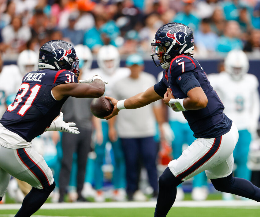 Houston Texans running back Dameon Pierce spins through Bears