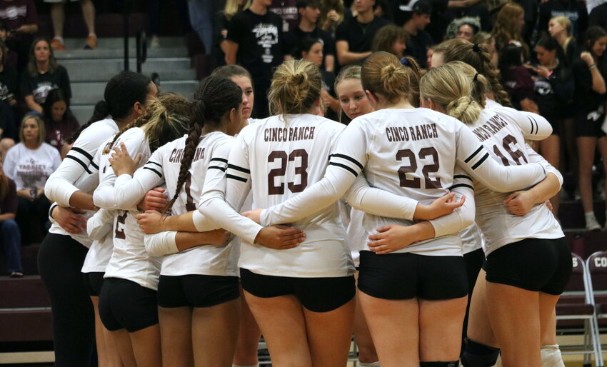 Cinco Ranch huddles before Tuesday&rsquo;s match between Cinco ranch and Seven Lakes at the Cinco Ranch gym.