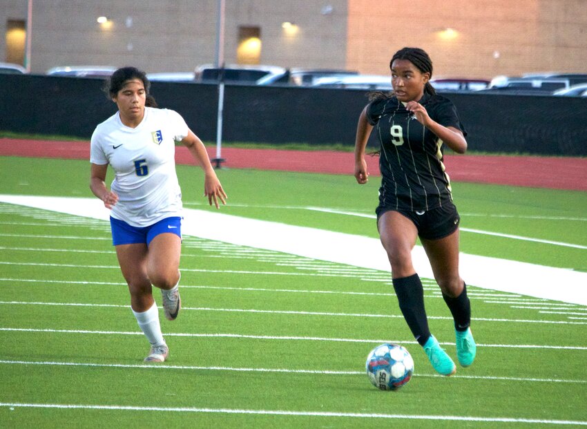 Alex Ledbetter dribbles up the field during Tuesday&rsquo;s bi-district game between Jordan and Elkins at the Jordan athletic field.