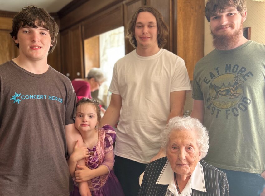 Grandma Quinn pictured with 4 of the 5 great-grandchildren. (Left to right) Tyler Lindsey, Caitlyn Ann Stewart, Quinn Lindsey, and Jordan Lindsey. 