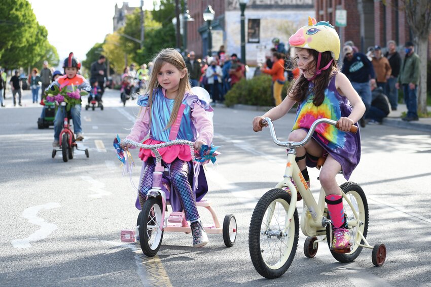 Two youngsters at last year&rsquo;s Rhody Trike Race stop to chit chat following the race.