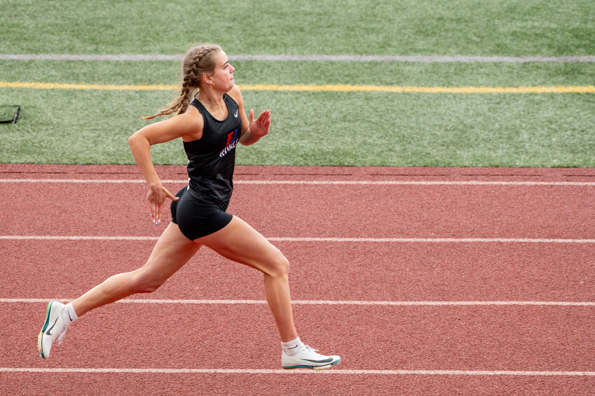 Clara Camp with a solid victory in her 200m heat.