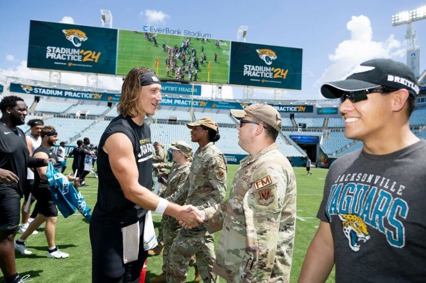 Trevor Lawrence meets military members following the team&rsquo;s stadium practice on Aug. 3.