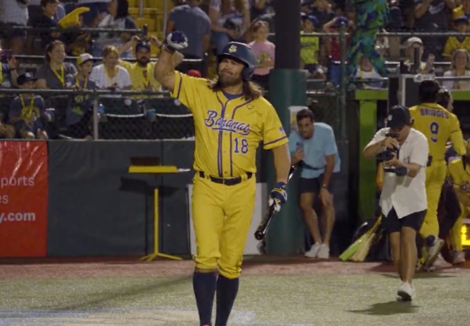 Johnny Damon Versus The Savannah Bananas 👀 #savannahbananas #baseball, savannah  bananas