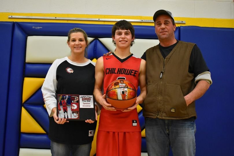 Tanner Anstine (center) celebrates his 1,000th career point alongside his parents Sandi Anstine (left) and John Anstine (right) on Monday, Feb, 1 at Sweet Springs High School.