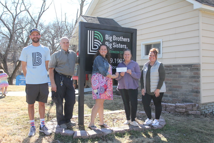 nited Way of Johnson County presents a grant in the amount of $6,000 to Big Brothers Big Sisters of Johnson County on Wednesday, March 2. From left, Match Specialist Dane Ross, BBBS Board Member Eddie Chitwood, United Way Executive Director Amber Rivera, BBBS Director Dana Phelps and BBBS Board President Darcy Roach.