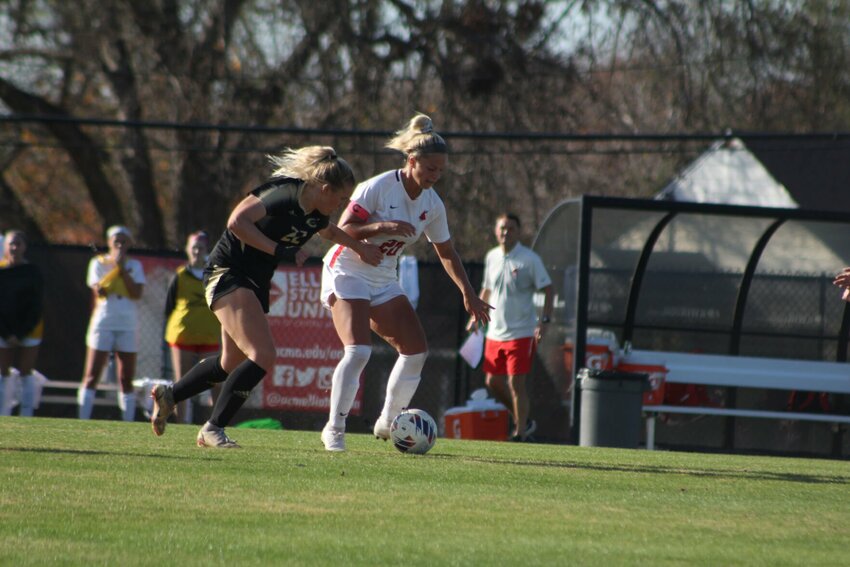 Caroline Cole attempts to gain control of the ball against Emporia State on Nov. 6, 2022, at the UCM South Recreation Complex.