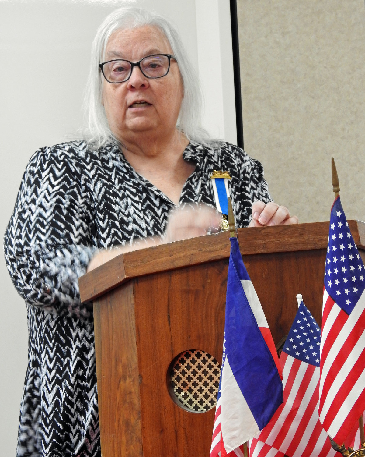 Vicki Whitsitt shares information about the Tomb of the Unknown Soldier
with DAR members Nov. 12