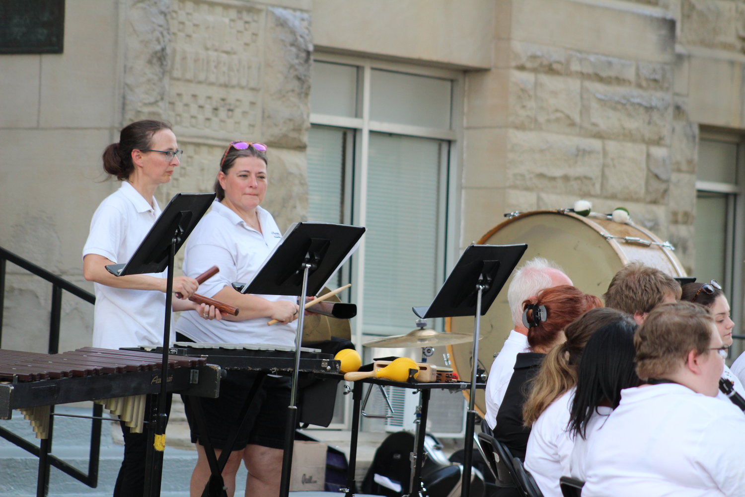 A Banda Comunitária de Warrensburg começaA Banda Comunitária de Warrensburg começa  