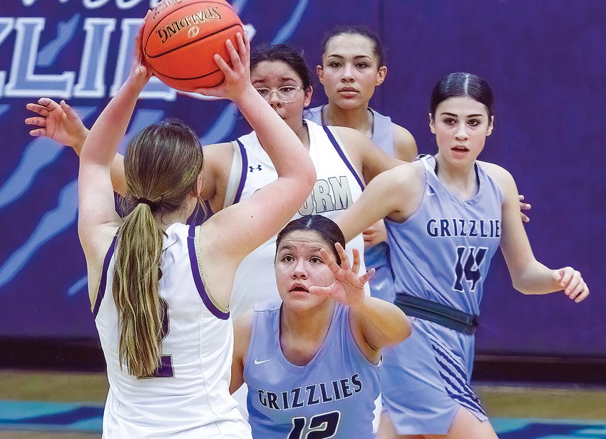 The Grizzlies&rsquo; Brynn Chosa and Tatum Barto try to head off a Hill City pass.