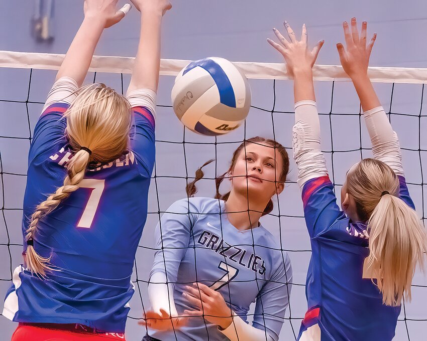 North Woods&rsquo; Isabel Pascuzzi threads the needle between two Chisholm   defenders for a kill.