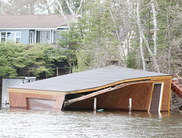 High winds, 
high water, and ice 
combined to destroy this boathouse on Lake 
Vermilion’s Birch Point.