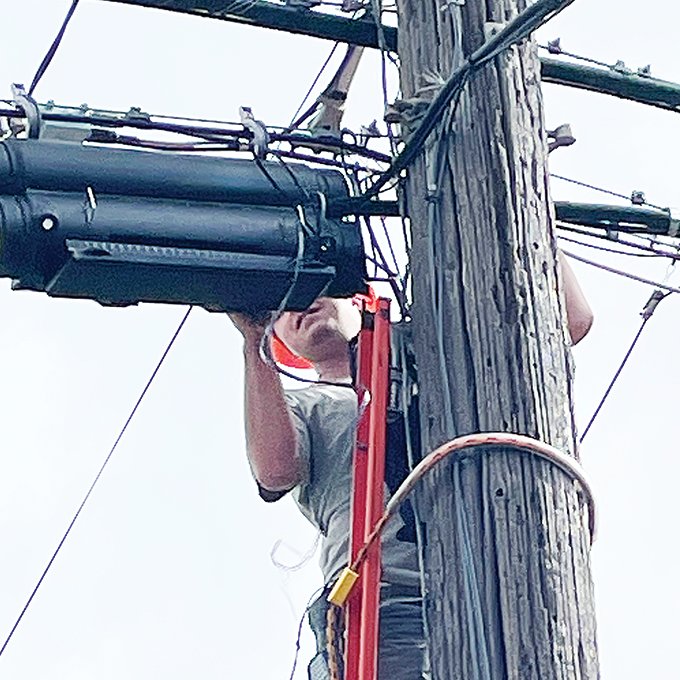 A Frontier Communications 
lineman repaired a 
telephone line in Tower on Tuesday.