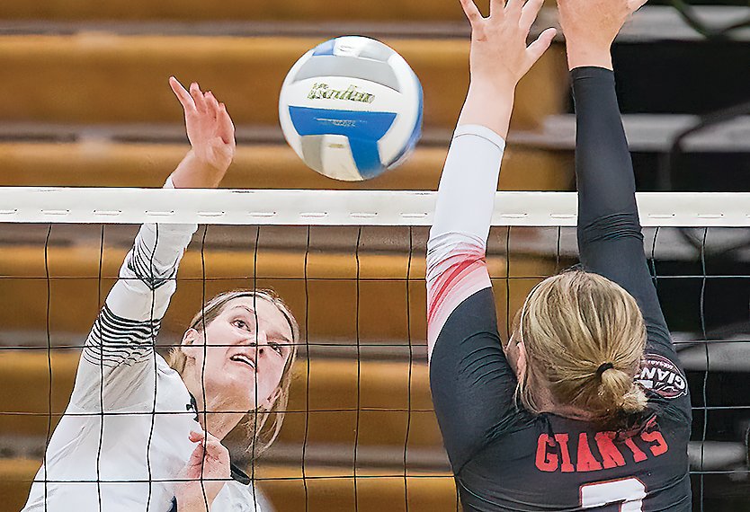 The Grizzlies’ 
Skyler Yernatich 
delivers a hard spike against a Mesabi East 
defender.