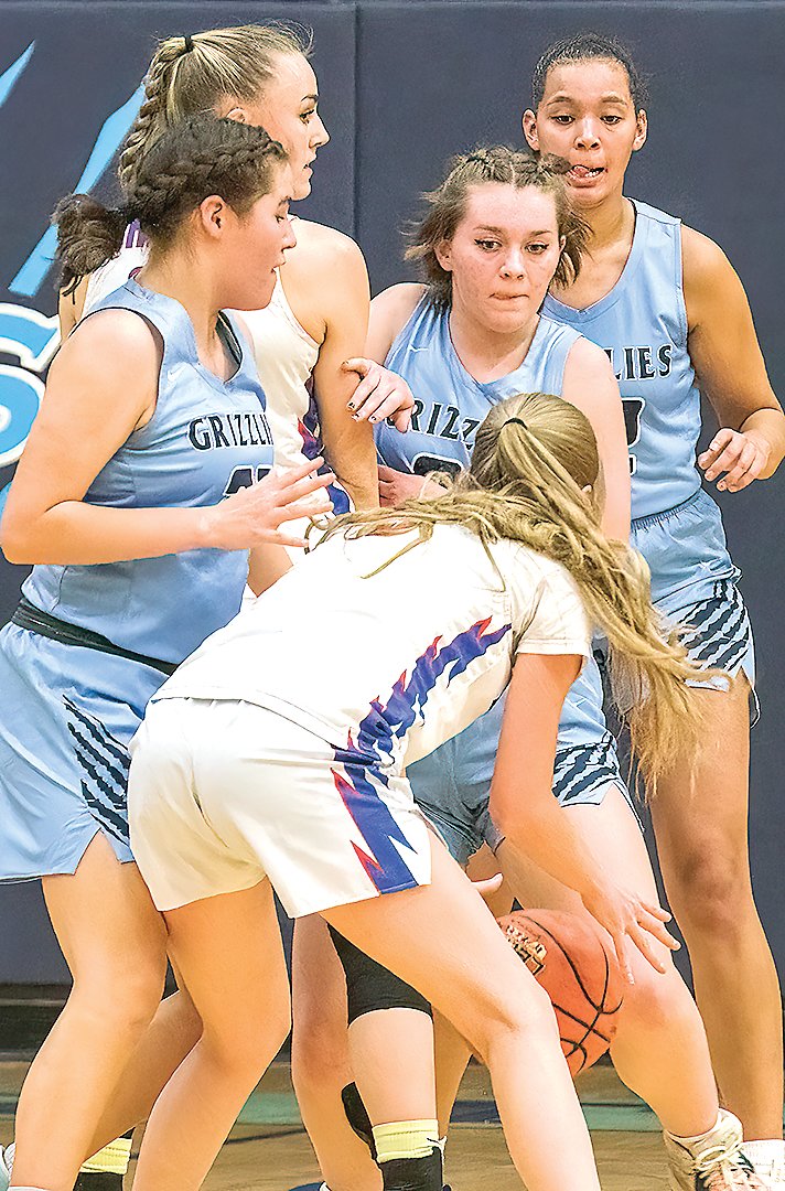 North Woods 
players Talise Goodsky, River Cheney, and 
Hannah Kinsey clog up the lane defensively.