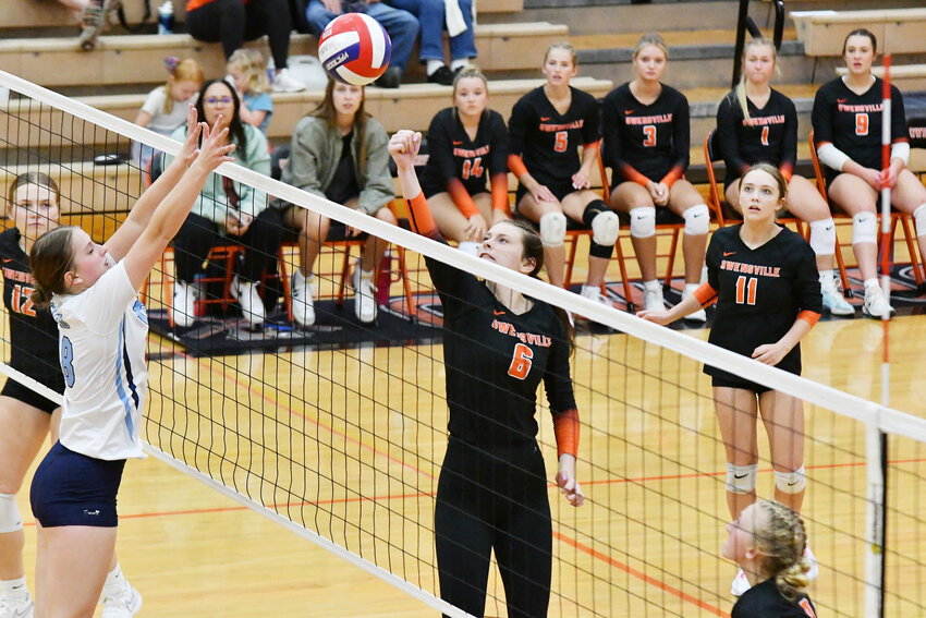 Reece Hampton (left) sets the ball for Owensville&rsquo;s Dutchgirls during varsity volleyball action last Thursday against Salem&rsquo;s Lady Tigers.