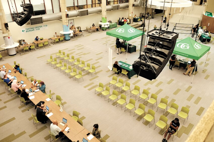 LOTS OF EMPTY SEATS: The CCRI staff was ready during Monday&rsquo;s open registration. College staff still expect a larger turnout for upcoming registration events. (Warwick Beacon photos by Will Steinfeld)