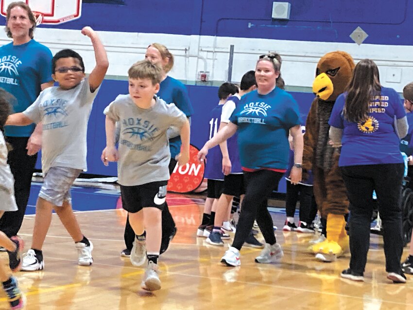 READY TO GO: A Hoxsie student gives a fist pump to the crowd as their team is introduced. (Beacon photos by Adam Zangari)