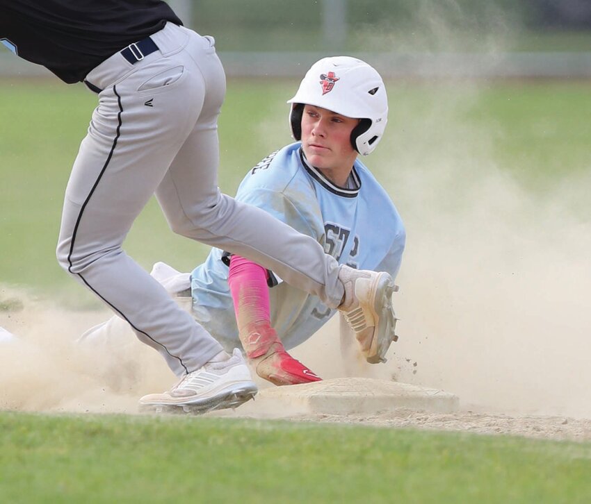 SAFE: Warwick Tree Post&rsquo;s Derek Asciolla returns to the bag on a pick off attempt. (Photos by Mike Zawistoski)