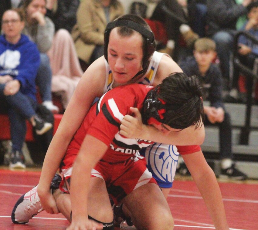 Vets&rsquo; Harry Wickwire battles Winman&rsquo;s Jaxson Kowalcyzk.