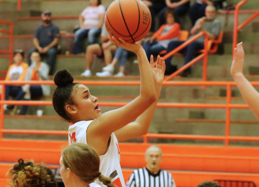 Mineola&rsquo;s Kayla Jackson puts up a runner from the lane.