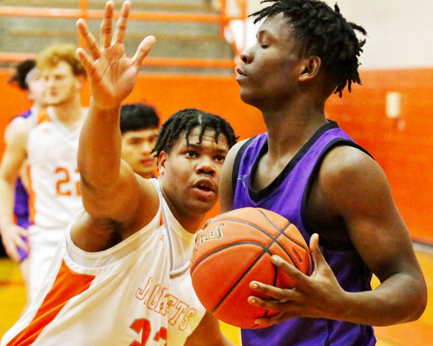 Mineola&rsquo;s Stephen Ogueri had an excellent game in the paint.