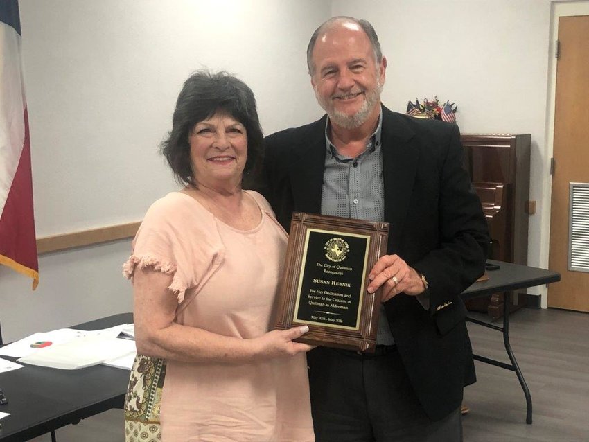Outgoing Quitman alderman Susan Resnik received a plaque from Mayor Randy Dunn for her service on the city council.